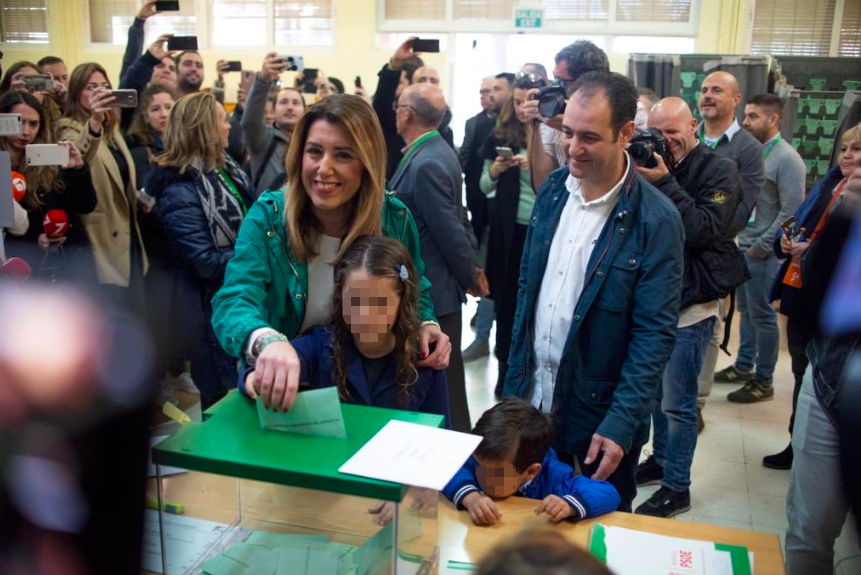 Susana Díaz votando junto a su familia, en un colegio electoral de Sevilla. FOTO: PSOE ANDALUZ. 