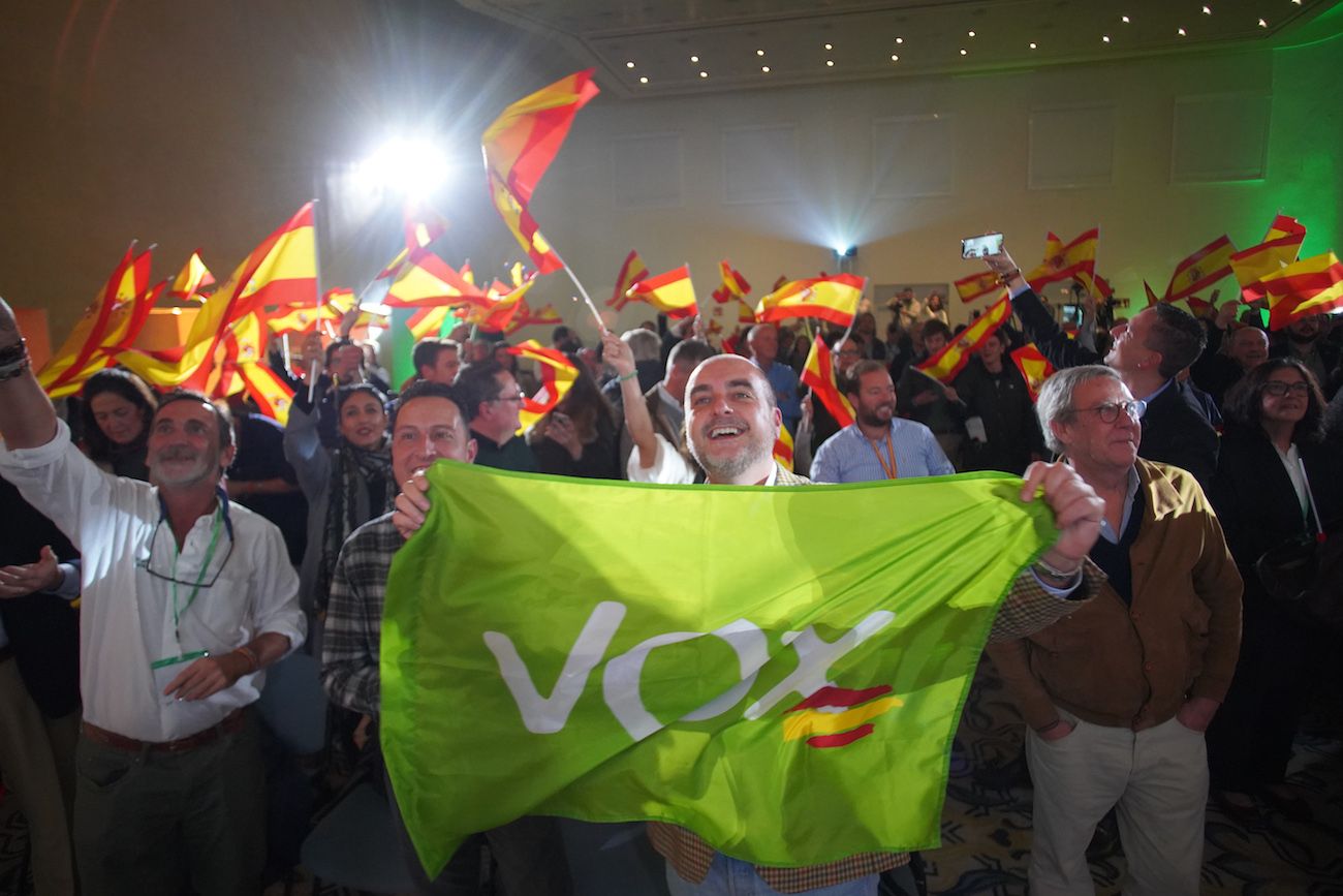 Simpatizantes de VOX, tras conocer los resultados electorales en Andalucía. FOTO: JUAN CARLOS TORO