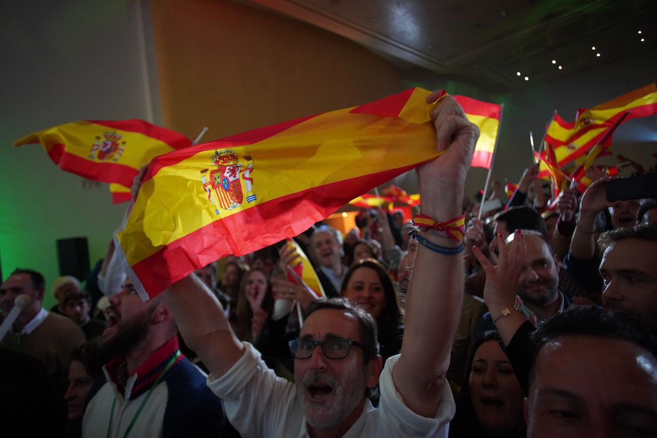 Simpatizantes de Vox, tras conocerse los resultados de las elecciones andaluzas. FOTO: JUAN CARLOS TORO