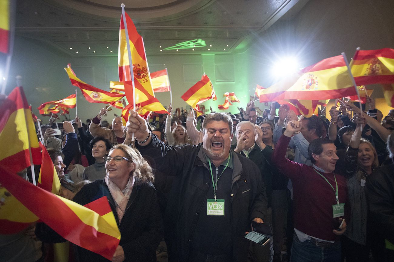 Simpatizantes de Vox, este domingo, tras conocerse los resultados electorales en Andalucía. FOTO: JUAN CARLOS TORO