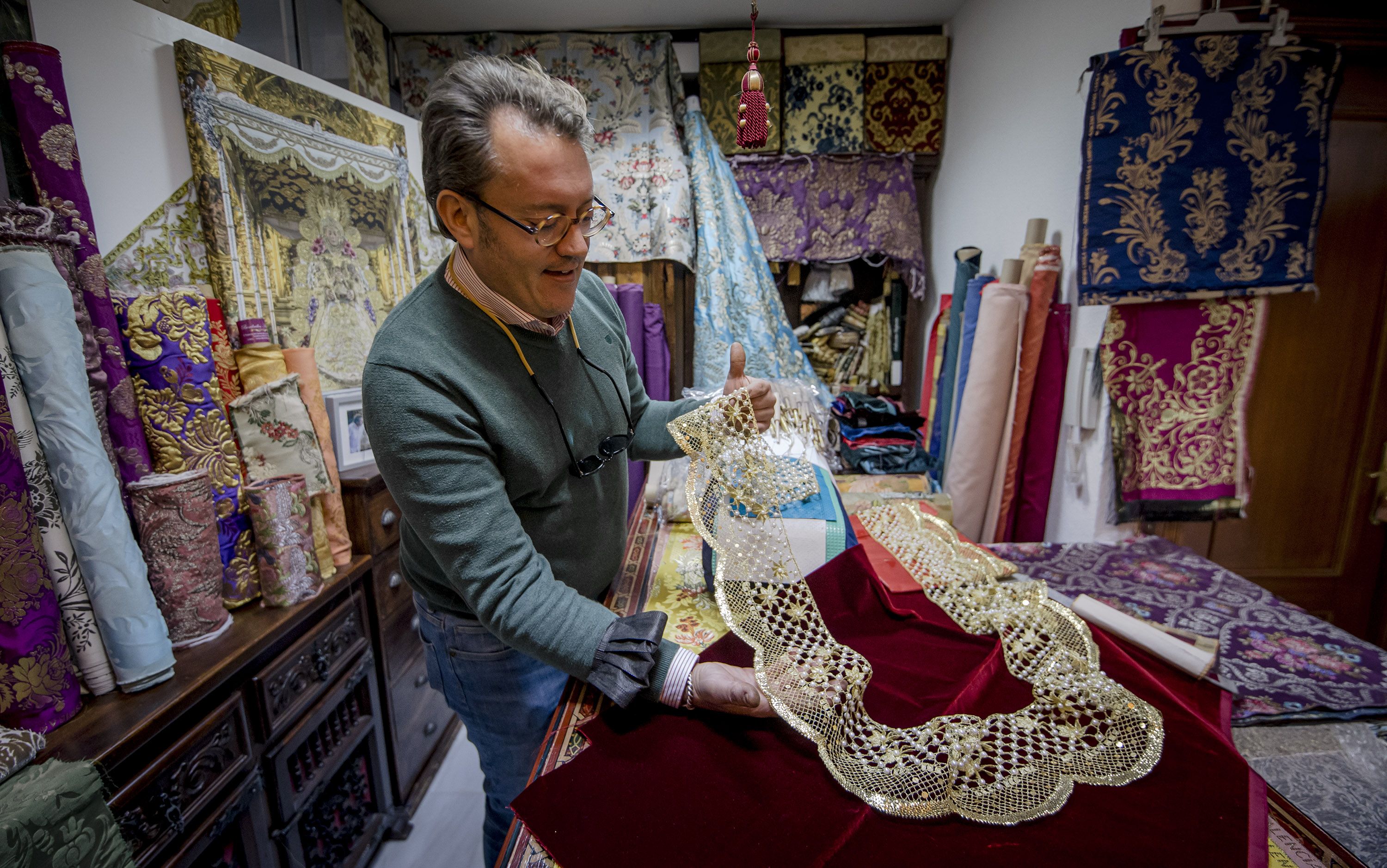 Imagen retrospectiva del bordador con la nueva blonda que llevará el manto. 