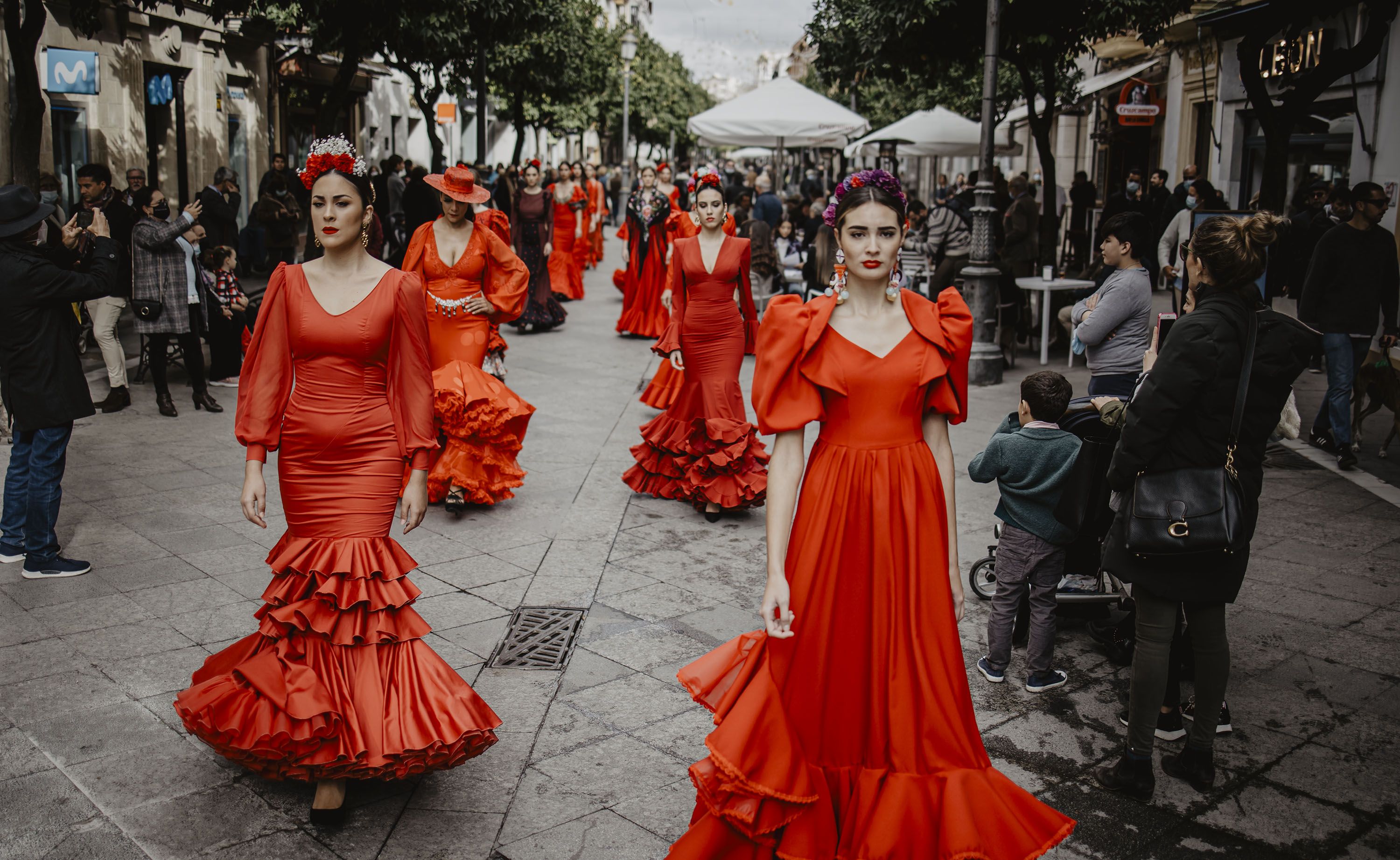 Pasarela a pie de calle para inaugurar un 'showroom' de moda flamenca.