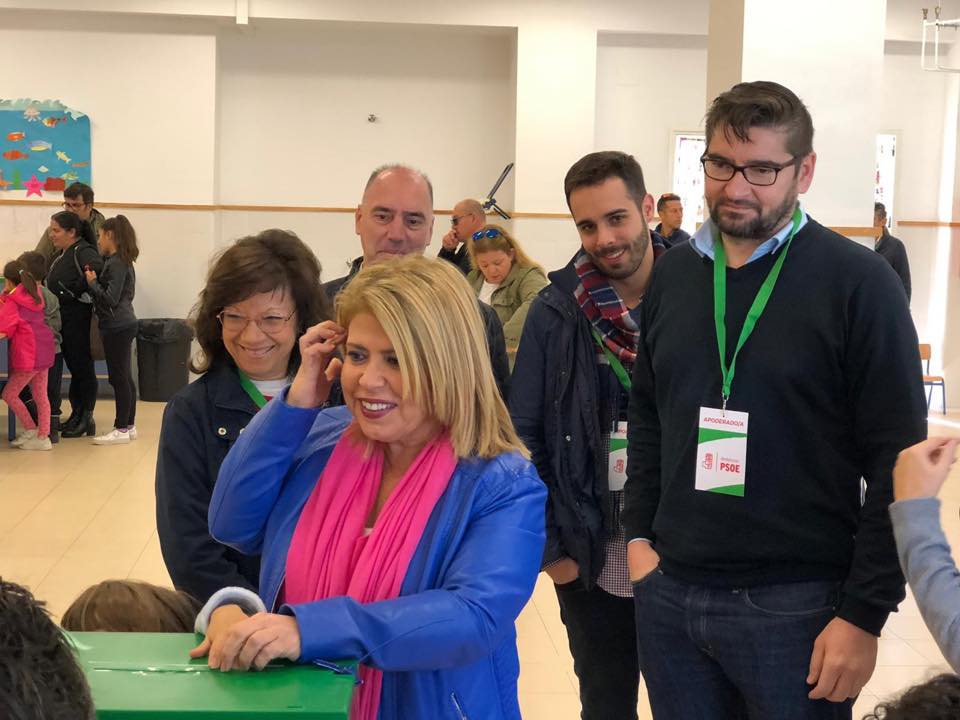 La alcaldesa Mamen Sánchez, con parte de su equipo, votando este 2D.