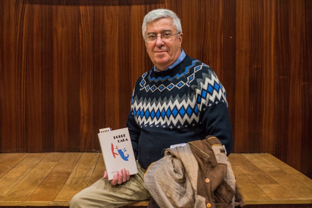 Luis Carreño con su obra. FOTO: MANU GARCÍA.