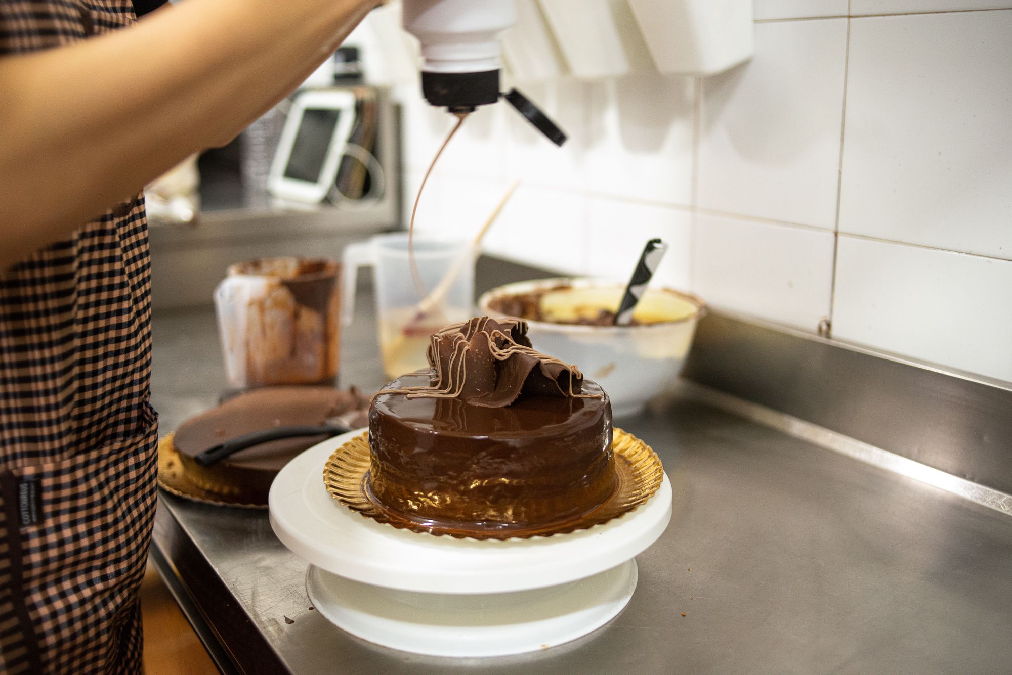 Decoración de una tarta en el obrador portuense.