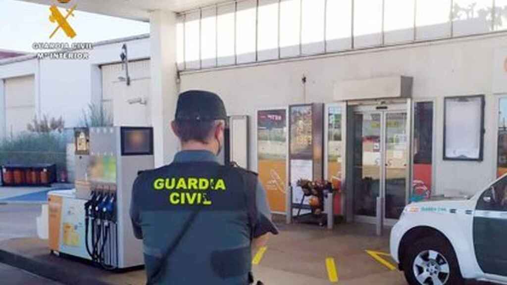 El ladrón que tenía en jaque a San Roque. En la imagen de archivo, un agente de la Guardia Civil en una gasolinera.