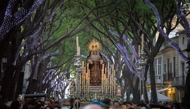 La Virgen de Loreto, de vuelta a San Pedro, en una Porvera iluminada por Navidad, este pasado sábado.