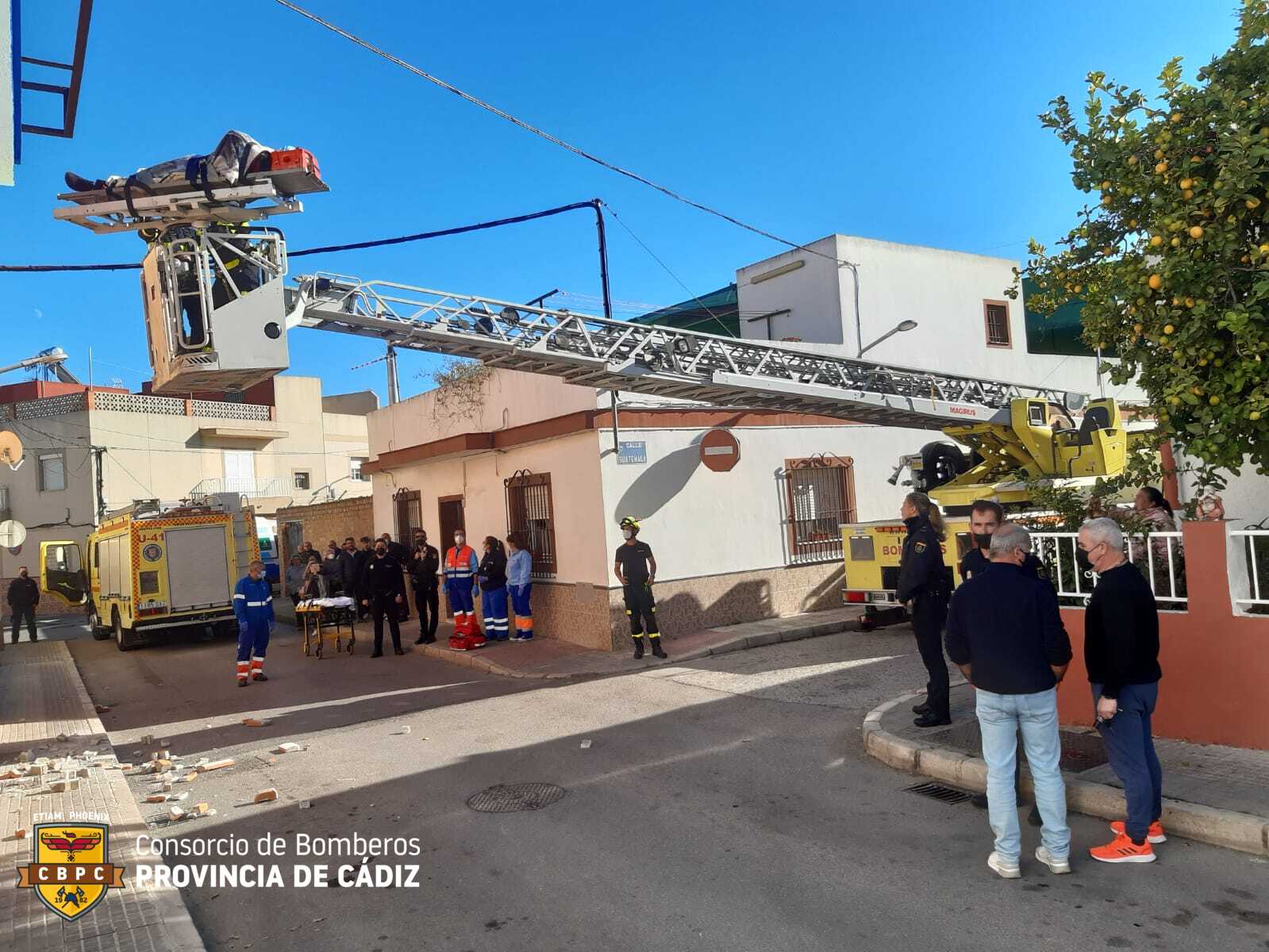 Bomberos rescatan con escala a un herido tras caer desde una escalera en El Puerto.