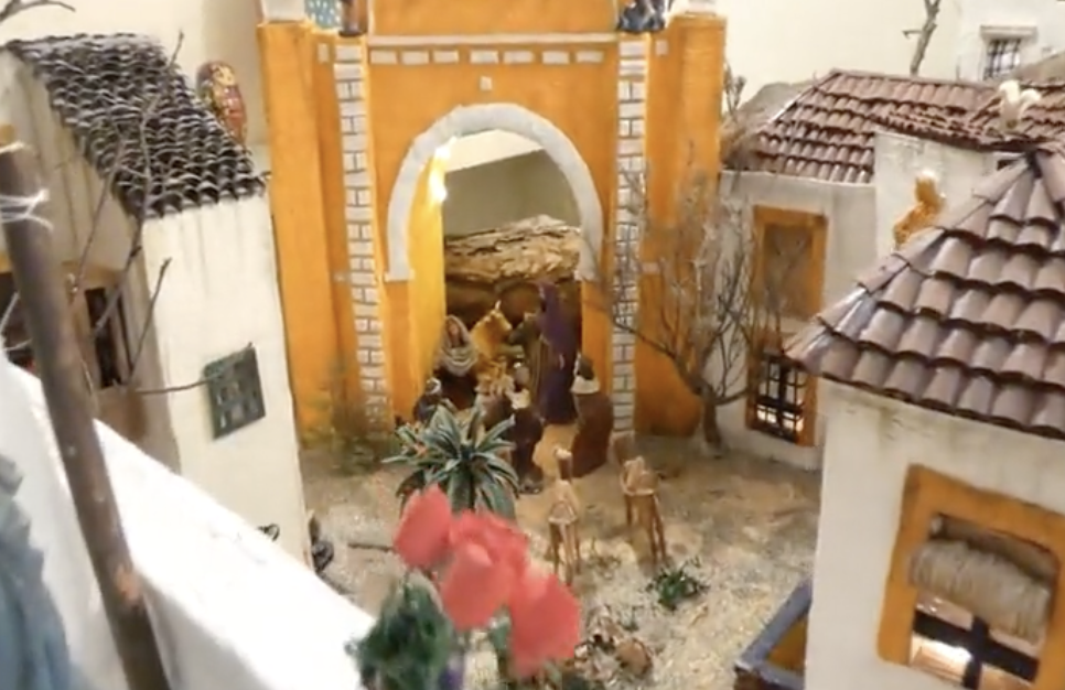 El Belén viral que se inspira en Andalucía: "Llevamos tres años y cada Navidad tiene más edificios y detalles".