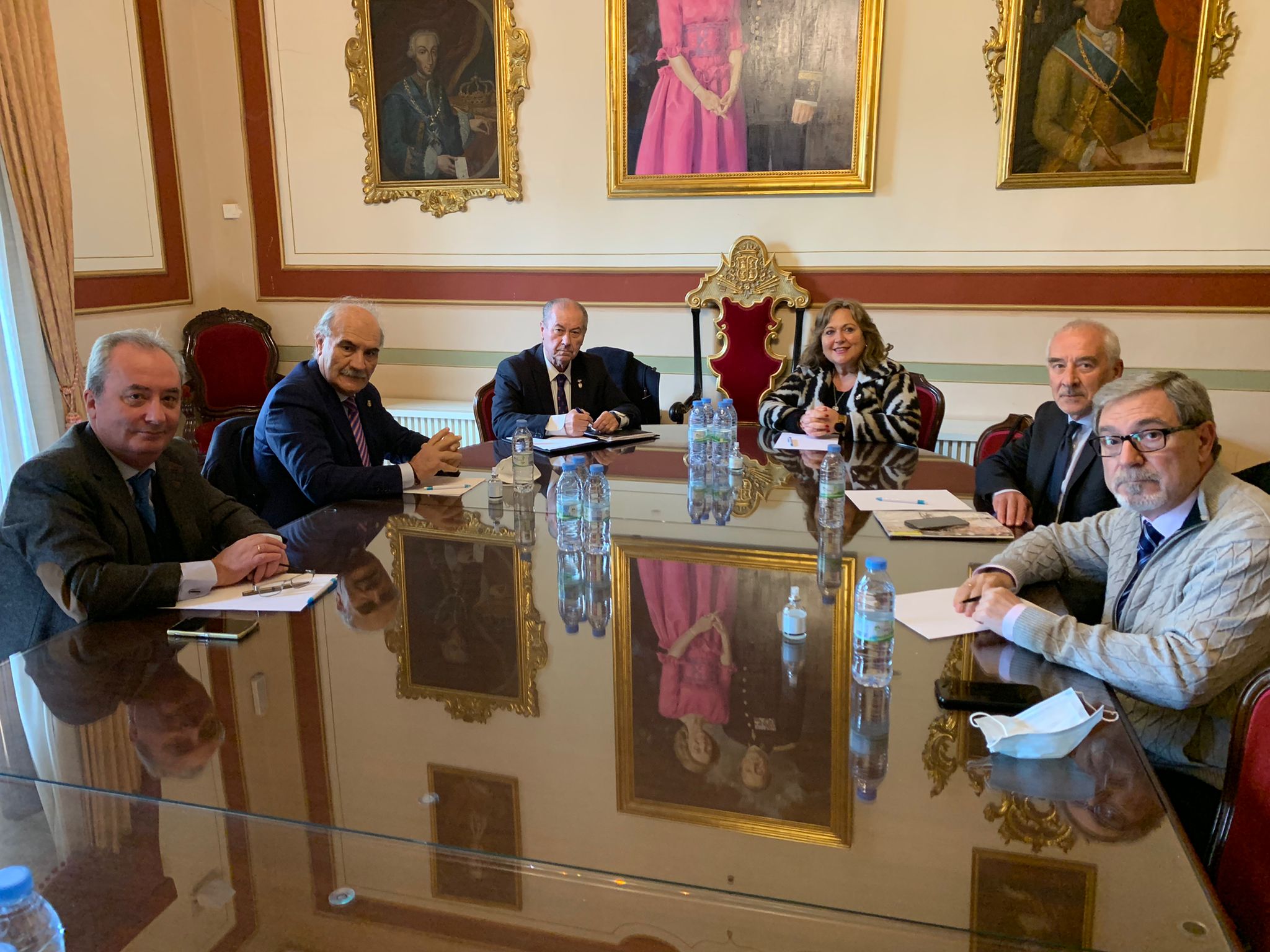 Los presidentes cofrades andaluces, menos el de Jerez, en el ayuntamiento antequerano.