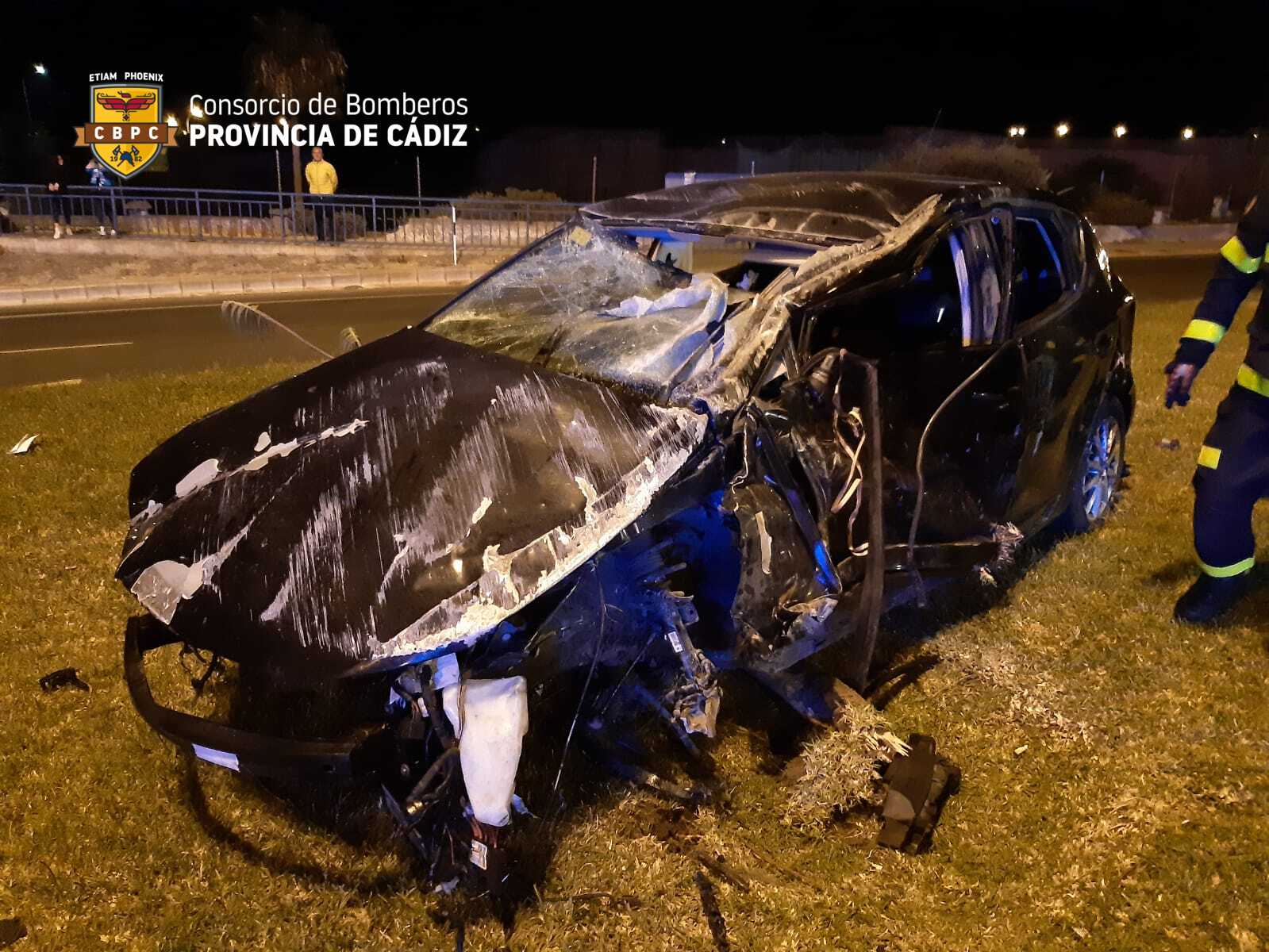 Brutal impacto entre dos vehículos a la entrada de Cádiz.