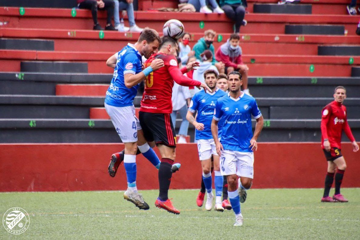 Castillo pugna por un balón aéreo con un rival, en el Mensajero-Xerez Deportivo de este domingo.