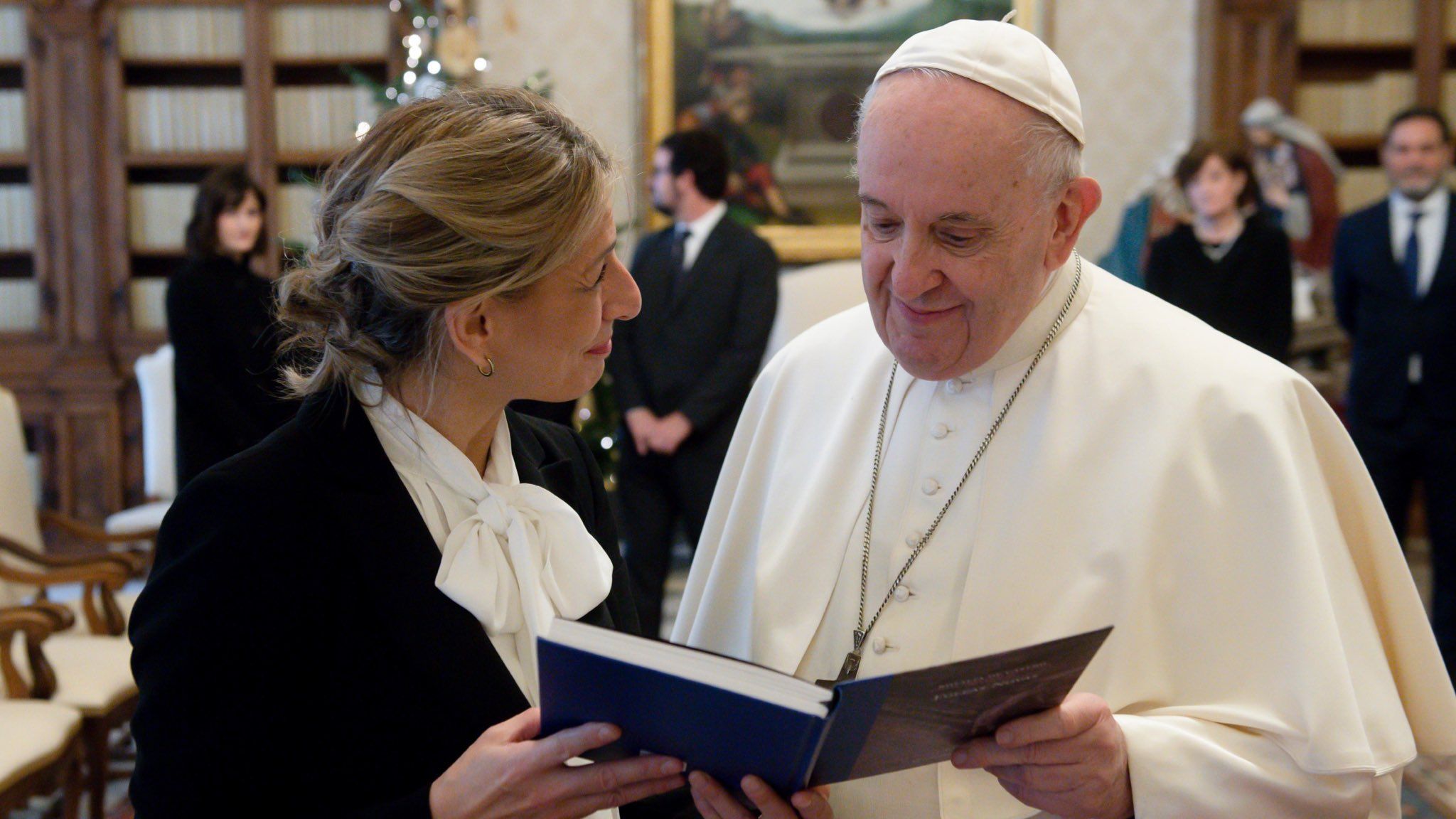 El Papa Francisco, junto a Yolanda Díaz.