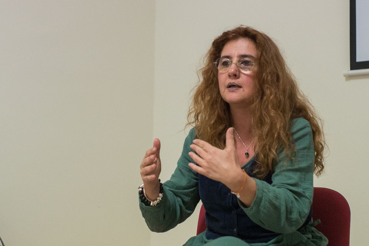 La filóloga y humanista Natalai Fernández durante su intervención en el Ateneo de Jerez. FOTO: MANU GARCÍA. 