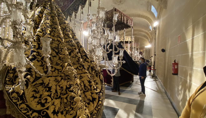 Imagen de la sala de palios y mantos de la pasada exposición cofrade de Jerez durante la Semana Santa.