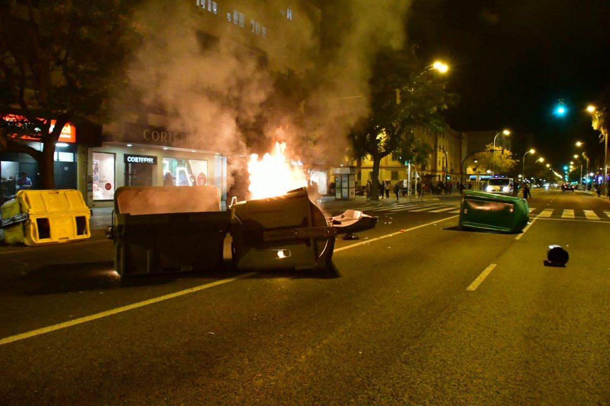 Imagen de los contenedores quemados en la manifestación de Cádiz.