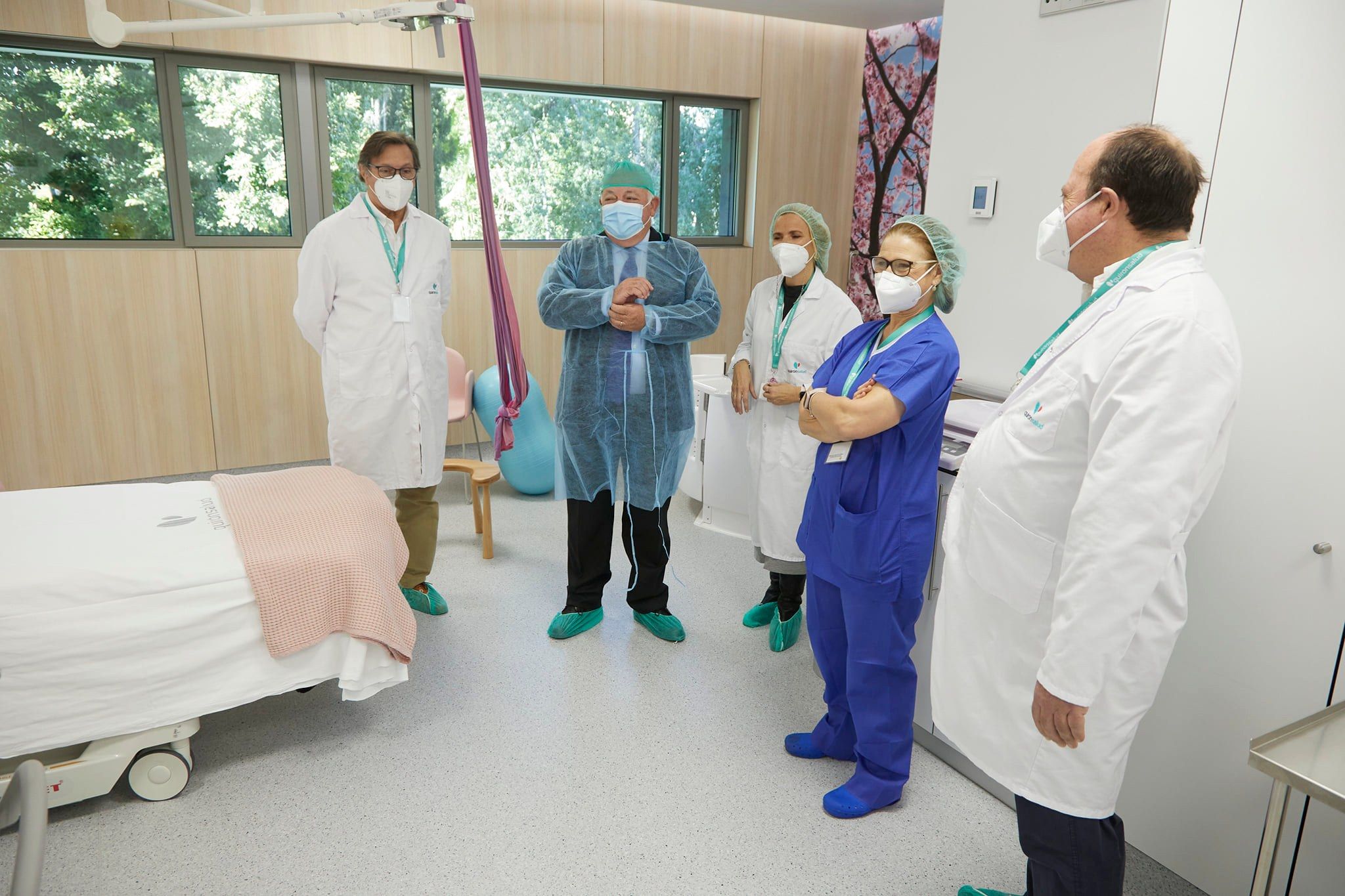 PP, Cs y Vox aprueban en Andalucía facilitar los conciertos sanitarios con centros privados. En la imagen, Aguirre, durante su visita al nuevo hospital de Quirónsalud en Sevilla, una sesión fotográfica muy criticada.