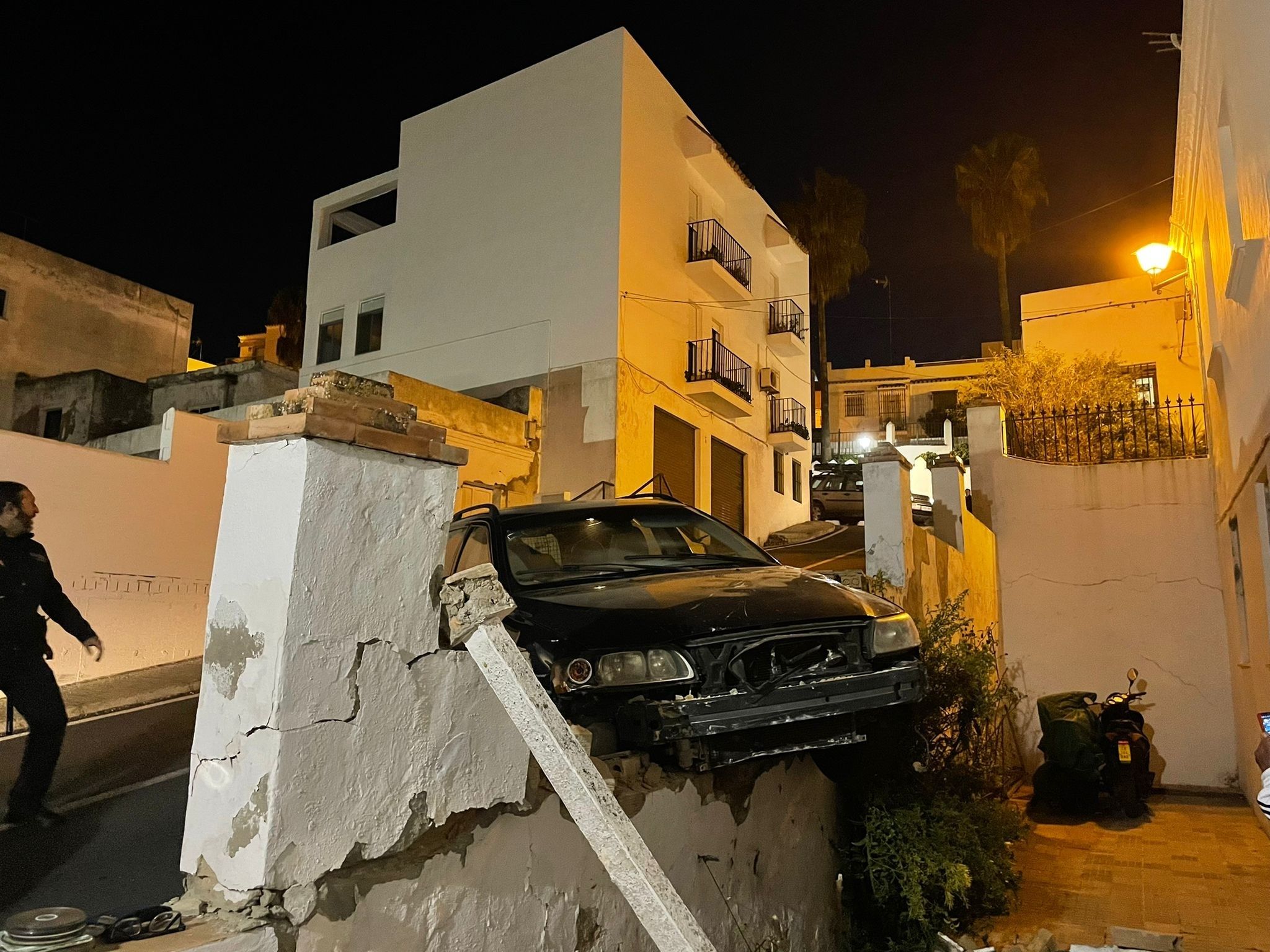 Un coche se empotra contra el muro de una casa en Vejer.