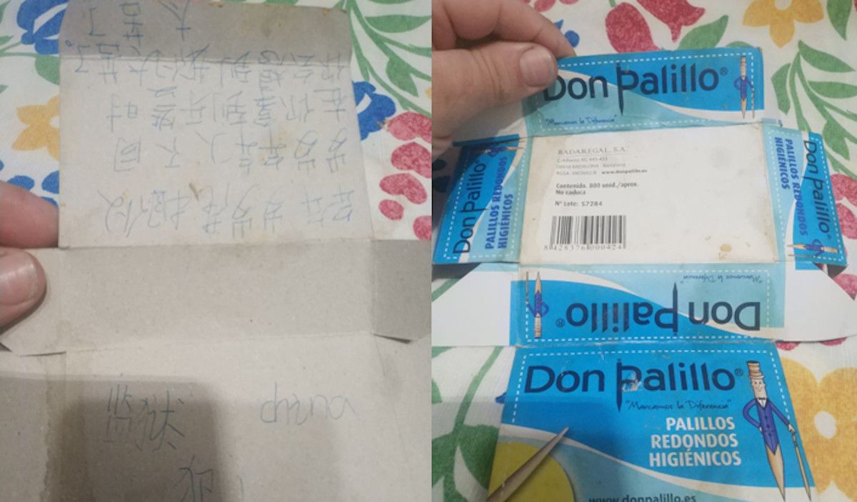 Caja de palillos con el mensaje escrito en chino.