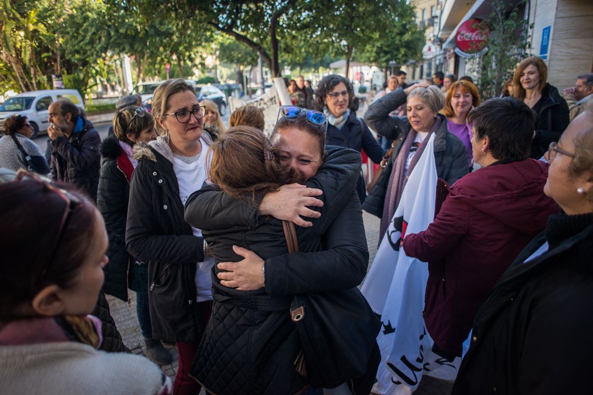 Manuela Vargas, abrazada a una kelly que ha acudido a apoyarla, recientemente a las puertas de un hotel de Jerez. FOTO: MANU GARCÍA