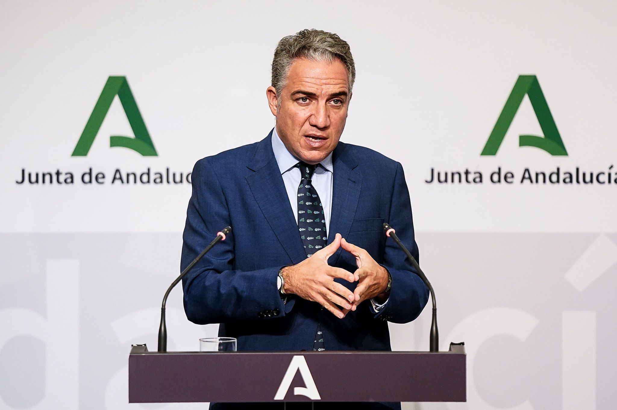 La Junta defiende que Andalucía tiene "la mejor sanidad pública de su historia". Elías Bendodo, este martes en rueda de prensa.