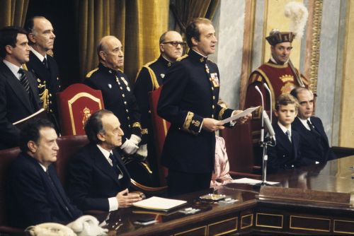 El rey Juan Carlos lee su discurso durante la sesión de sanción de la Constitución Española, aprobada por las Cortes y ratificada por el referendum del día 6. FOTO: CASA REAL.