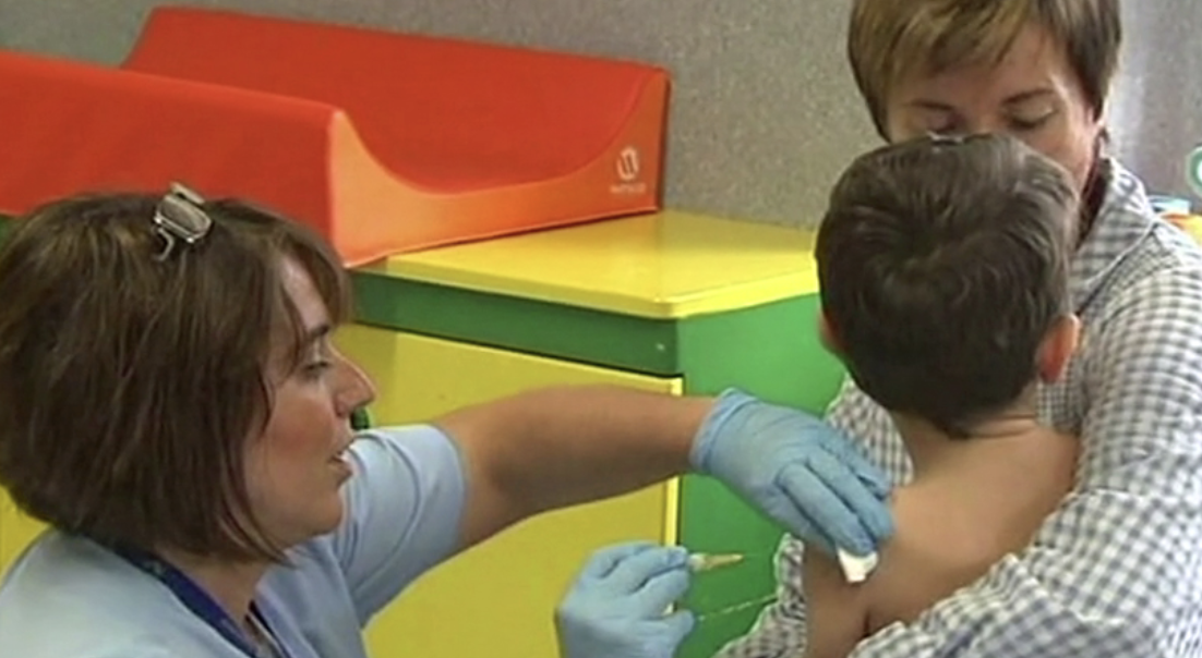  Un menor poniéndose una vacuna, en una imagen de 'Canal Sur'.
