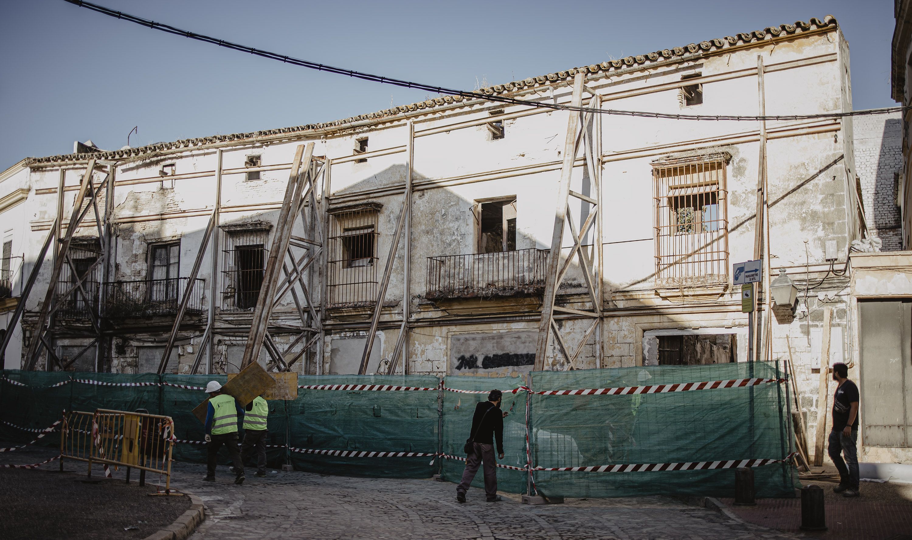 Operarios trabajan ya en los inmuebles de calle Barranco que compondrán parte del futuro Museo del Flamenco de Andalucía en Jerez, en una imagen del pasado martes.