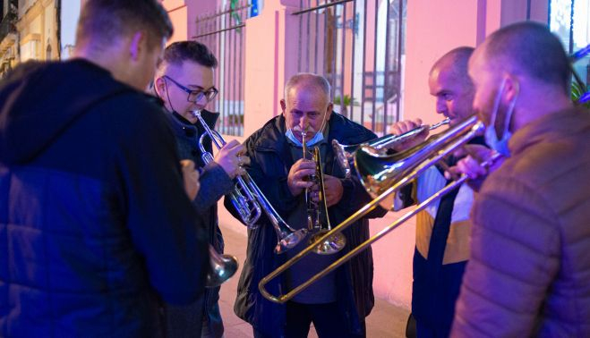 Los músicos preparan sus instrumentos en Puerto Real.