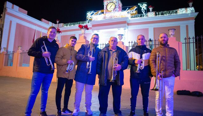 Alejandro, Abraham, Vicente, Juan, José Ángel y Juan Antonio frente al Ayuntamiento de Puerto Real.