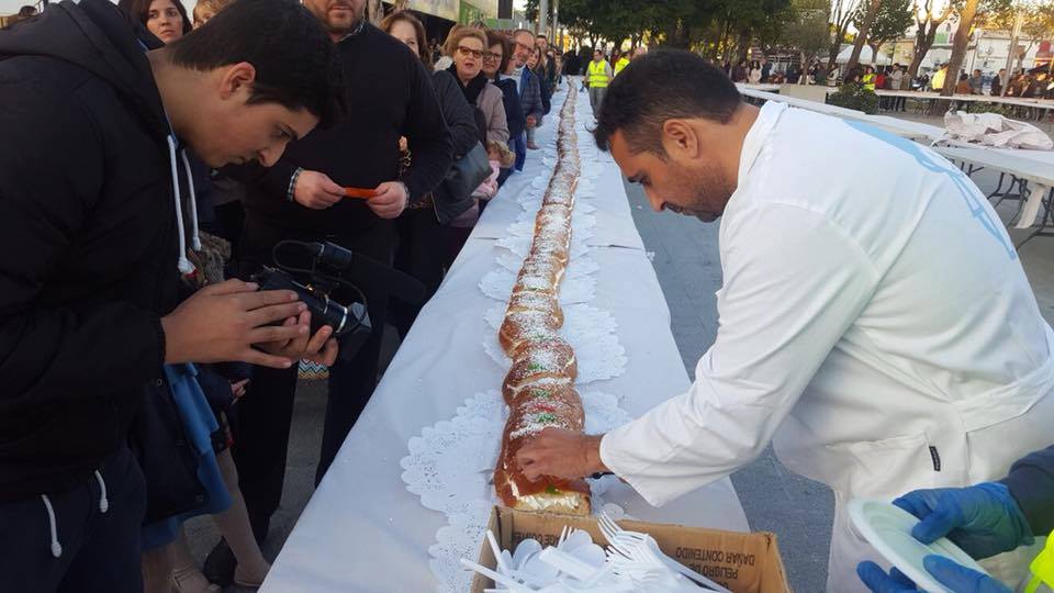 Una pasada edición del roscón gigante de Guillena. FOTO: AYUNTAMIENTO DE GUILLENA. 