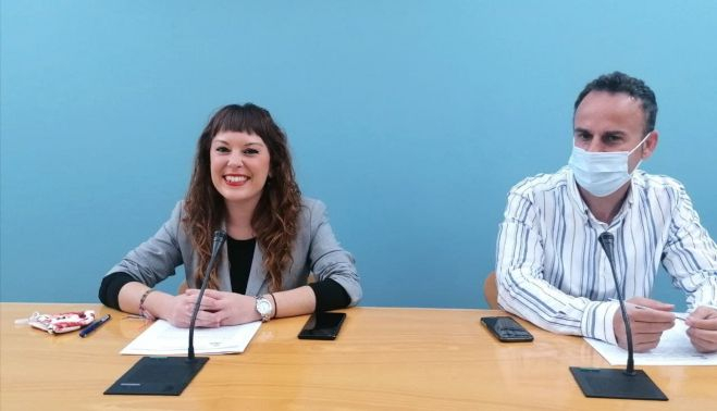 Lorena Garrón y Alejandro Gutiérrez, diputados provinciales de Adelante Cádiz, valorando los presupuestos de Diputación.