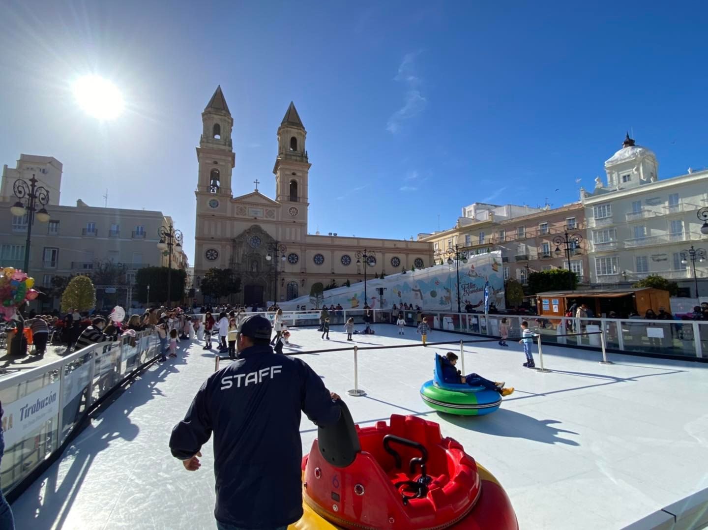 Cádiz alberga una de las pistas de patinaje sobre hielo en la provincia de Cádiz. Disfrutar la Navidad en Cádiz: esta es la programación de eventos durante las fiestas