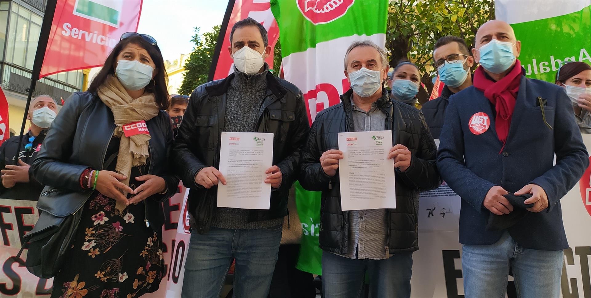 Protestas en Sevilla contra "la apertura indiscriminada domingos y festivos" en el sector del comercio.
