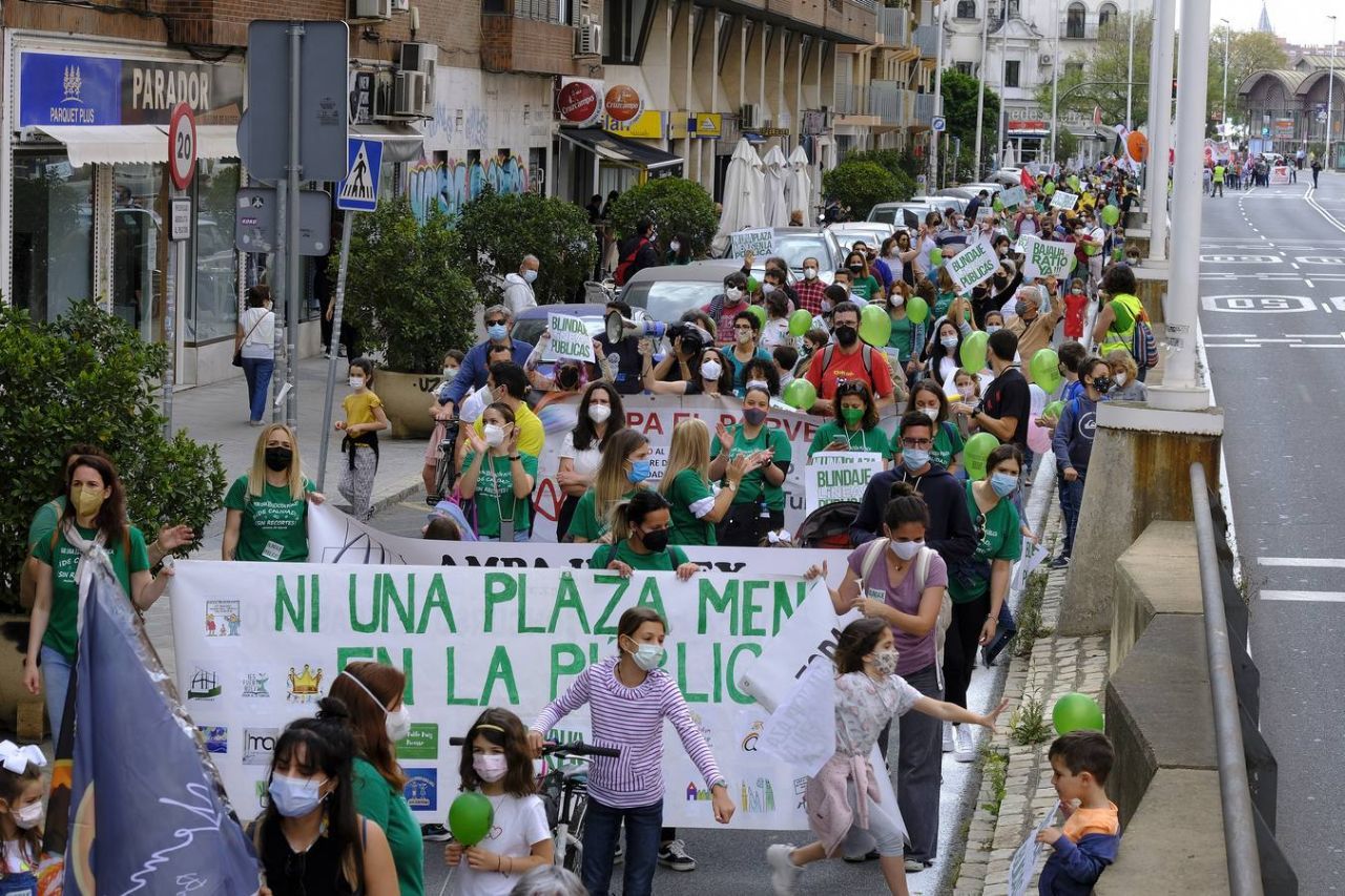 Una manifestación de docentes en defensa de la calidad educativa en la educación pública.