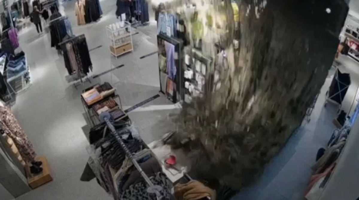 Momento del derrumbe del techo en Dos Hermanas captado por la cámara de seguridad de la tienda.
