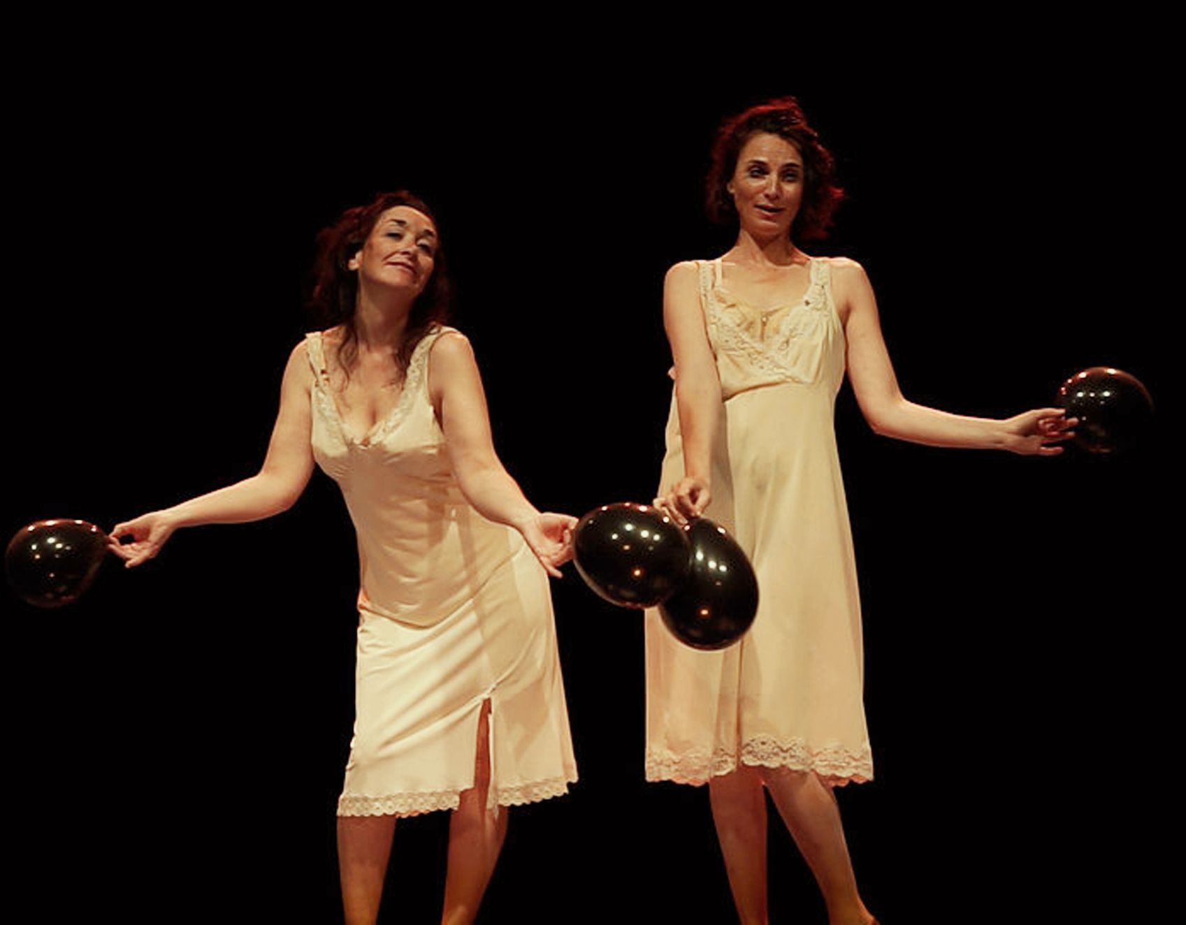 Escena de "La Mar de Lejos", con Ana Oliva y María Duarte