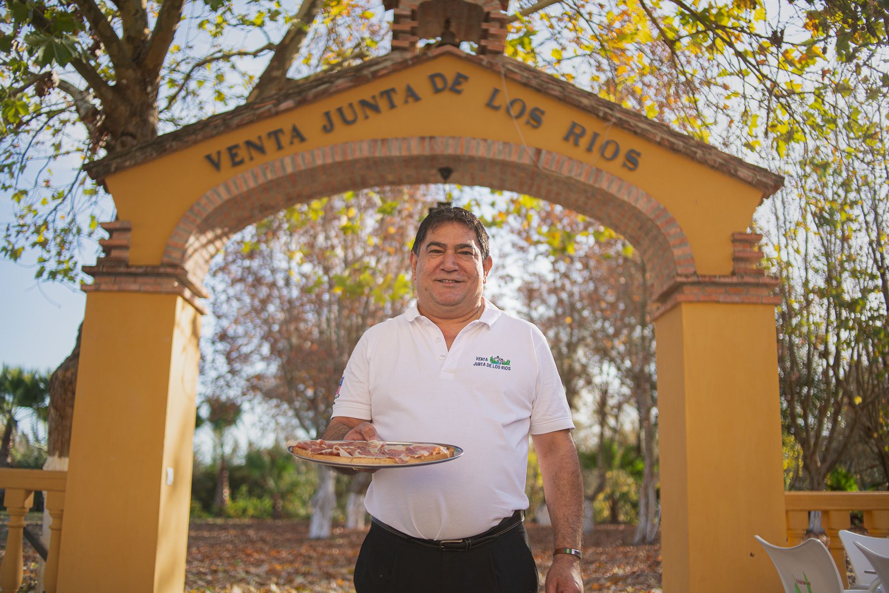 Juan de Jesús Ramírez Alpresa, propietario de la venta Junta de los Ríos, un negocio centenario con tostadas como zapatillas .