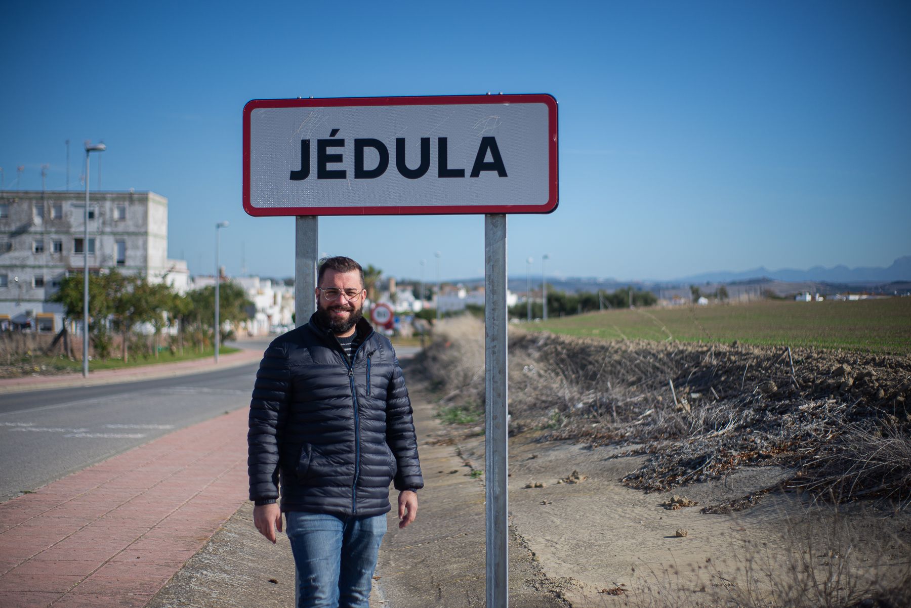 Jesús Merino, concejal de Jédula, a la entrada de la barriada. 