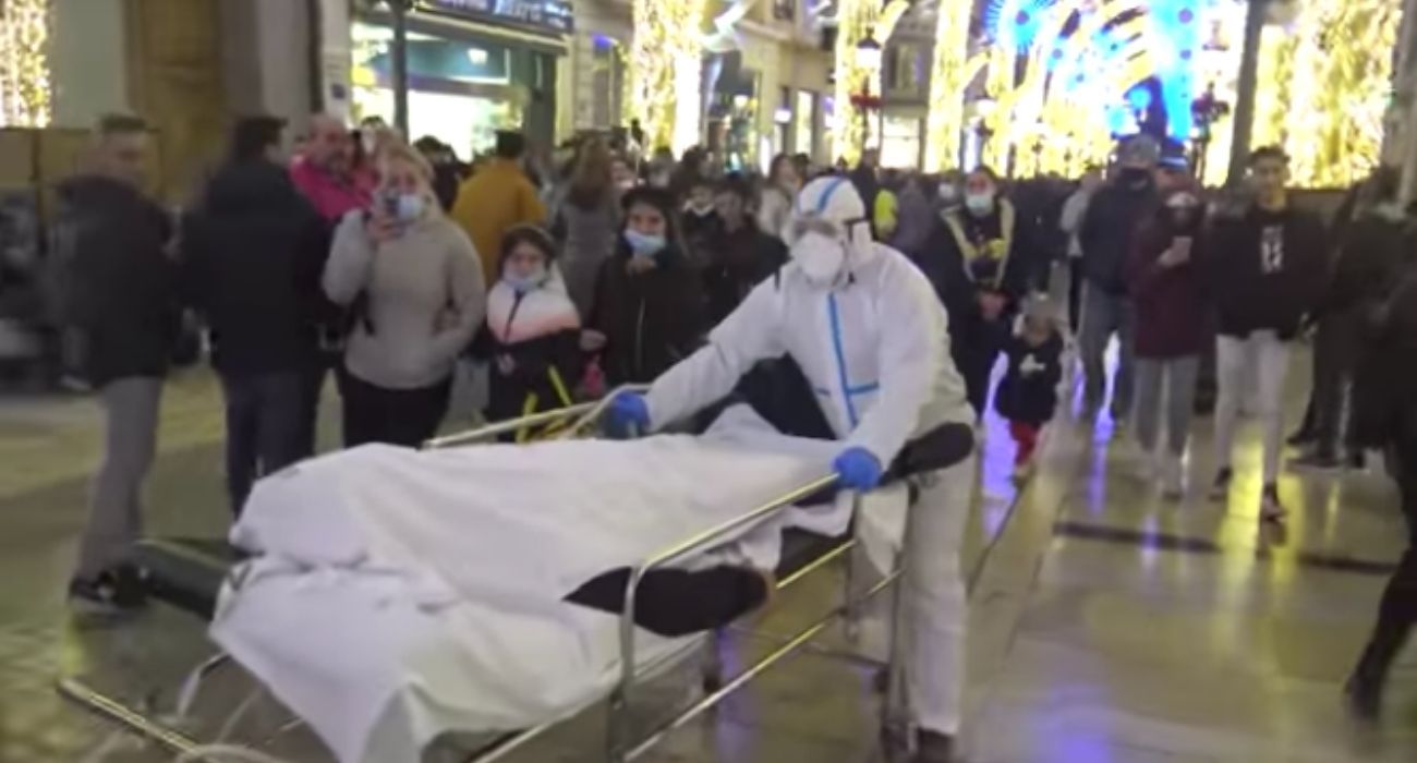 El enfermero, transportando al 'muerto' por las calles de Málaga.
