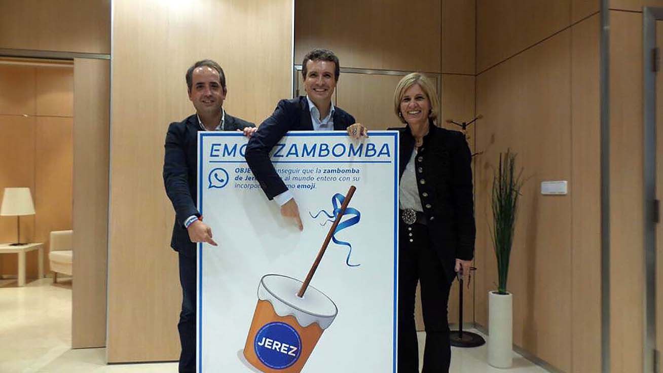 Casado con Saldaña y García Pelayo solicitando a WhatsApp la inclusión de un emoticono con una zambomba. FOTO: PP JEREZ.