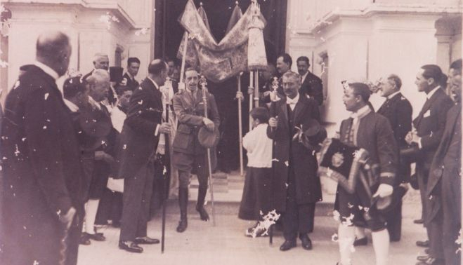 Imagen de la visita del Rey Alfonso XIII, octubre de 1922, a la capilla del Calvario donde fue nombrado hermano mayor de honor.
