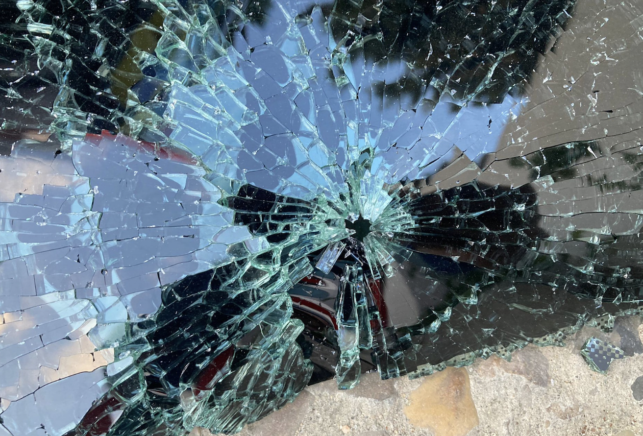 Impacto de uno de los tiros en la ambulancia, en Chiclana, en una imagen de LAVOZDELSUR.ES