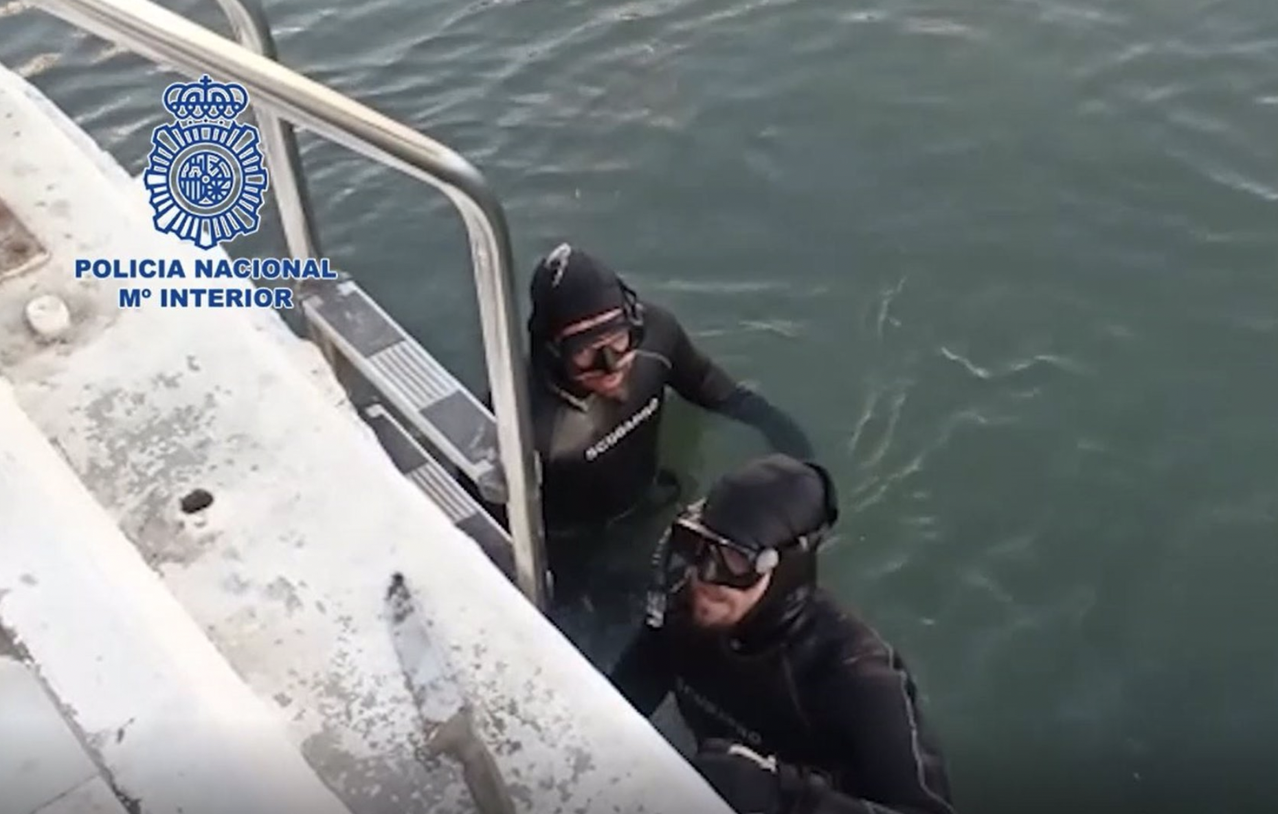 Dos buceadores de los GEO recuperan del fondo del mar un machete con el que un joven apuñaló a un conocido.