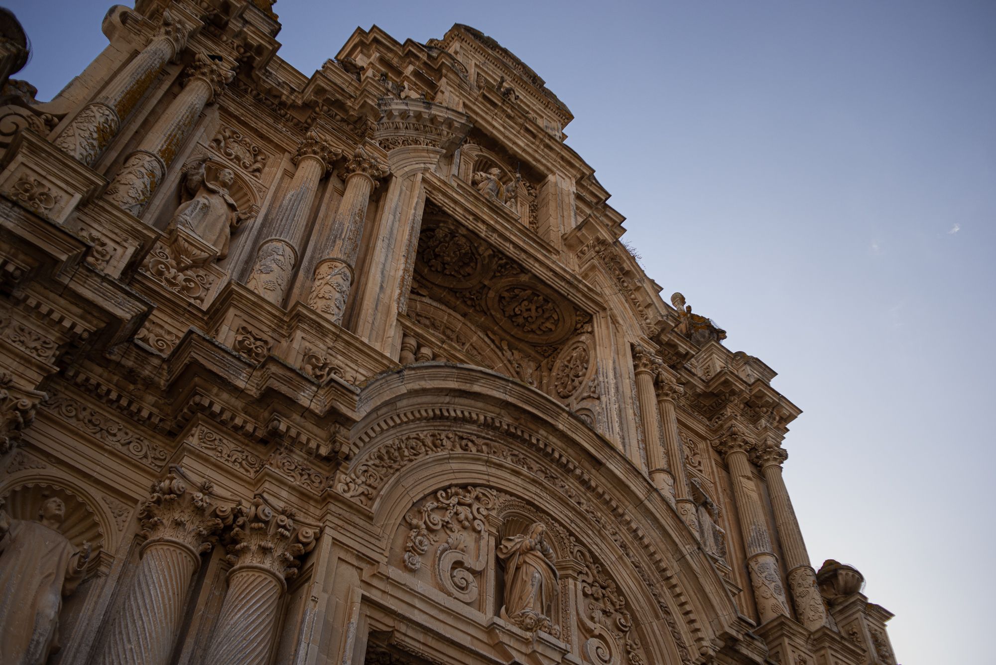 Fechada principal de la iglesia del monasterio.      MANU GARCÍA