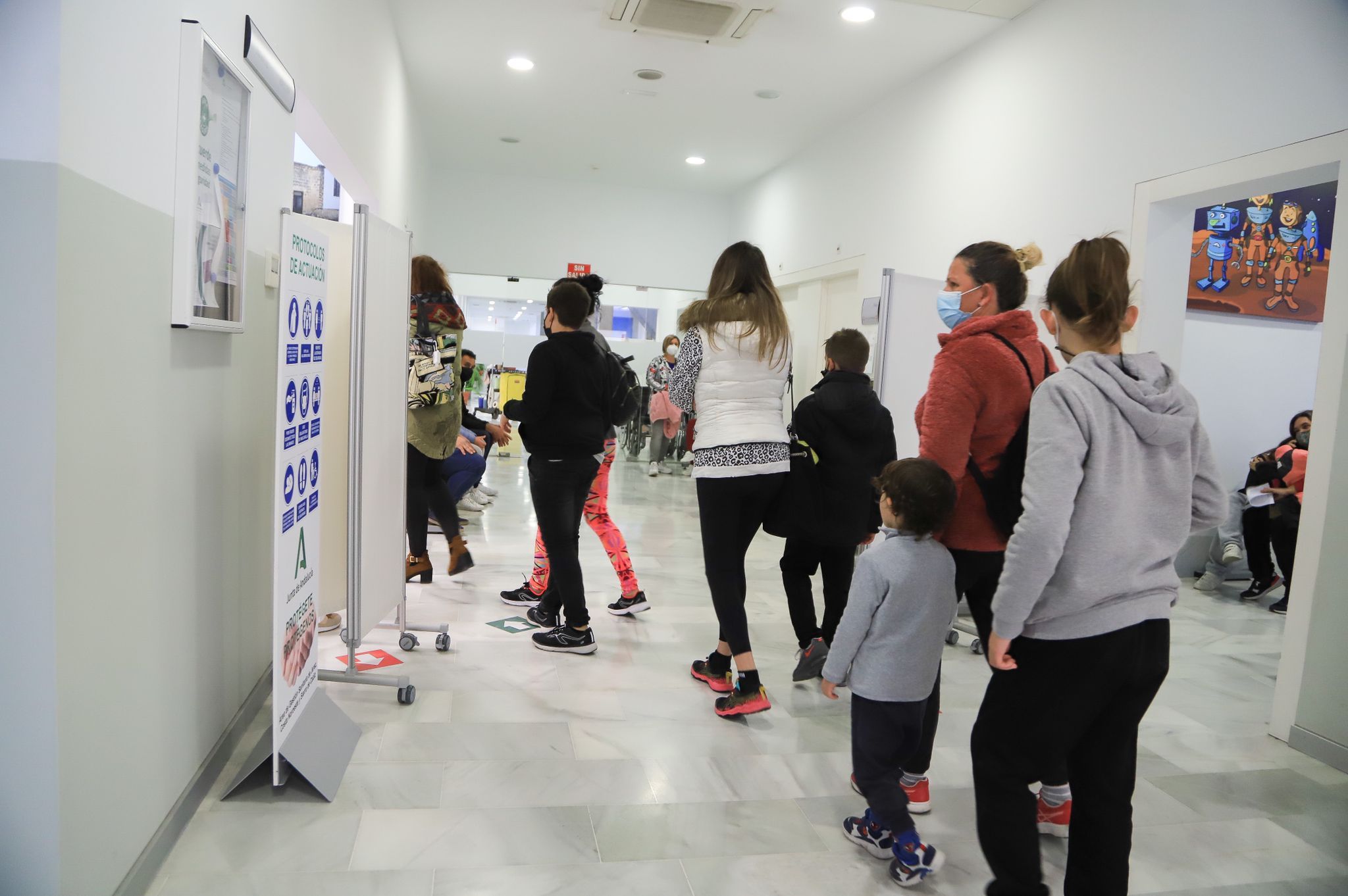 Menores, en el primer día de vacunación pediátrica contra el covid, hace ocho meses, en el centro de salud de La Milagrosa, en Jerez.