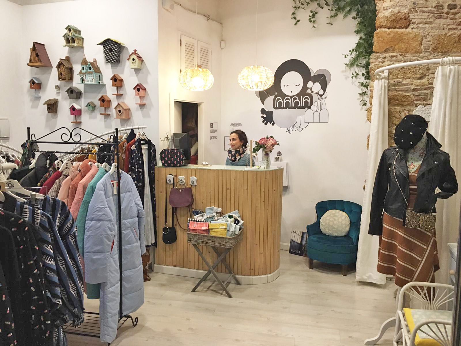 Isabel Virués tras el mostrador de su tienda, Babia, en Cádiz. FOTO: LVDS. 