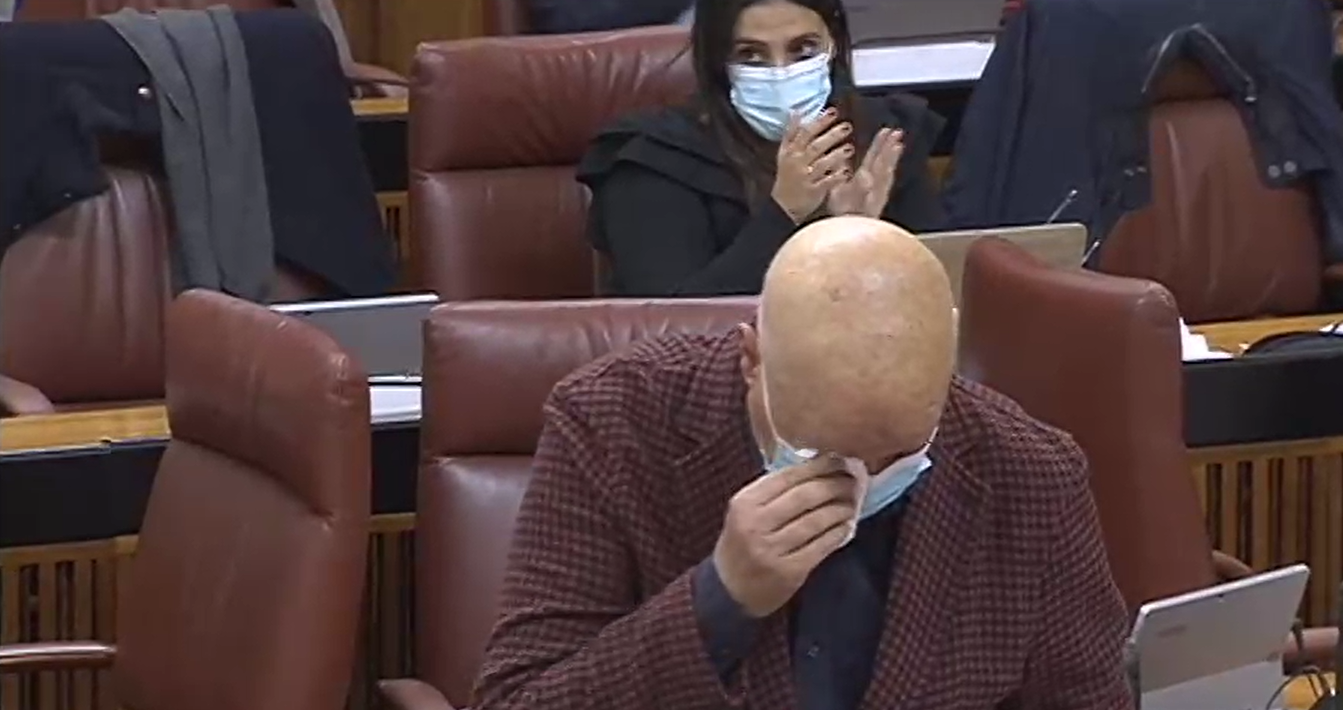 Javier Imbroda emocinado en el parlamento andaluz.