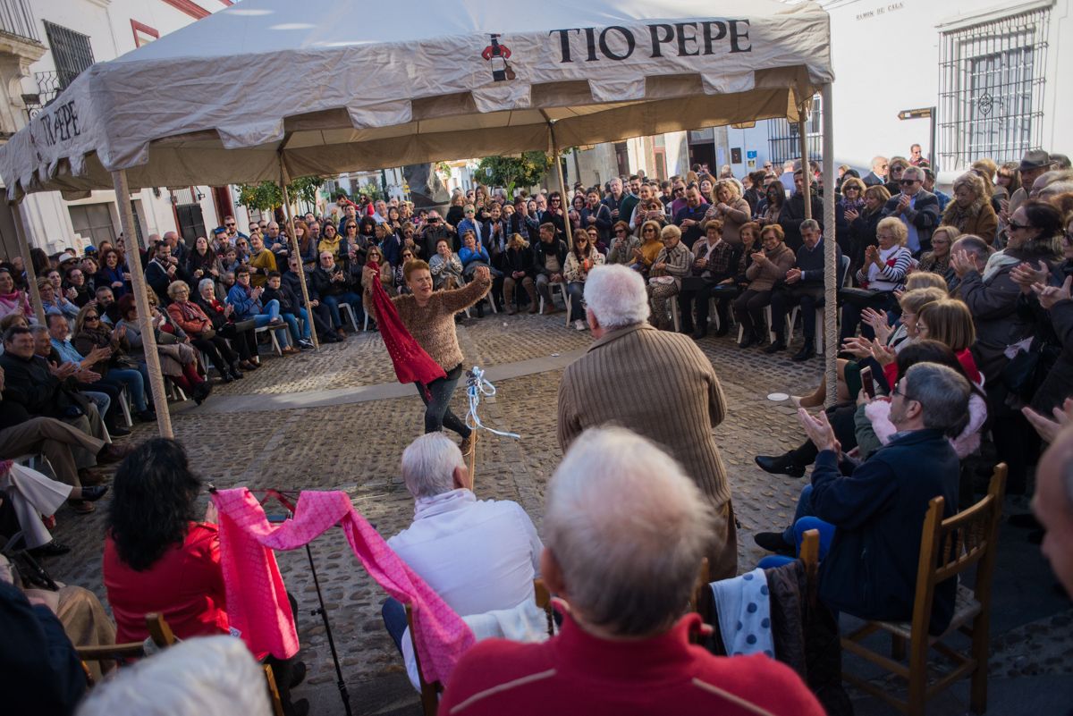 Una señora 'se arranca' en la zambomba de la peña colchonera. FOTO: MANU GARCÍA.