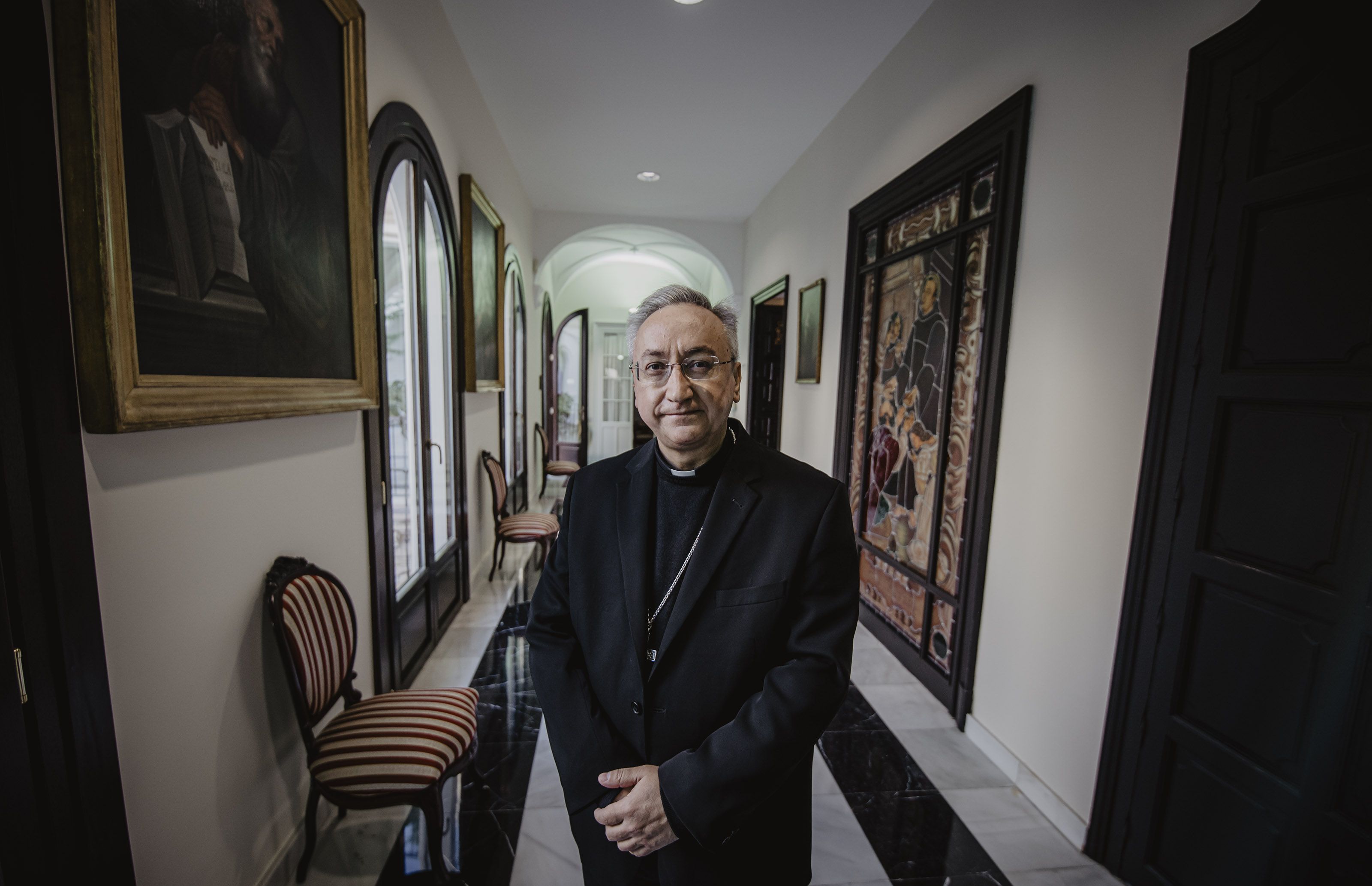 El obispo José Rico Pavés, en los pasillos de la primera planta del Palacio de Bertemati, en días pasados.   ESTEBAN